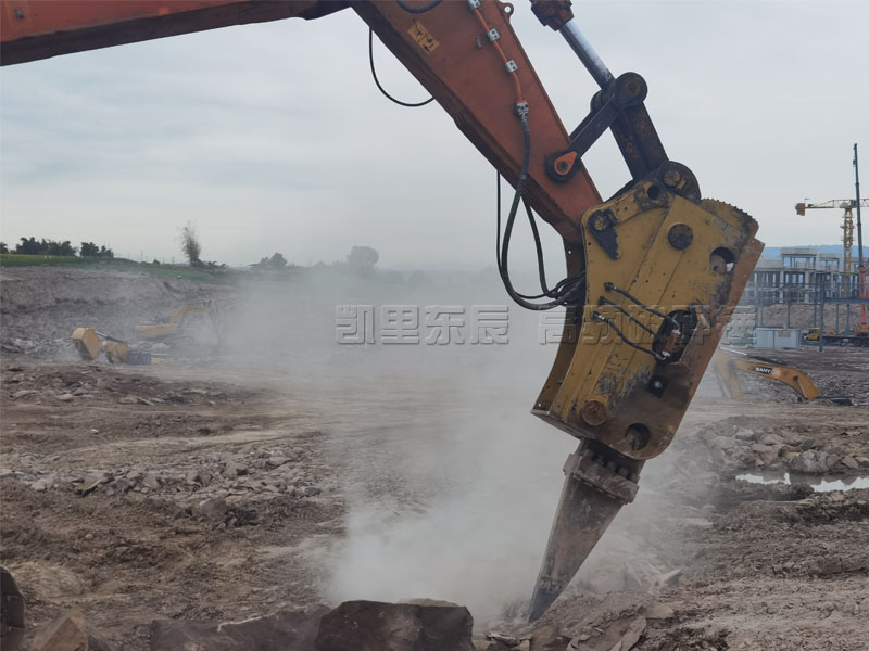 沅江市广西200挖机高频破碎锤生产现场